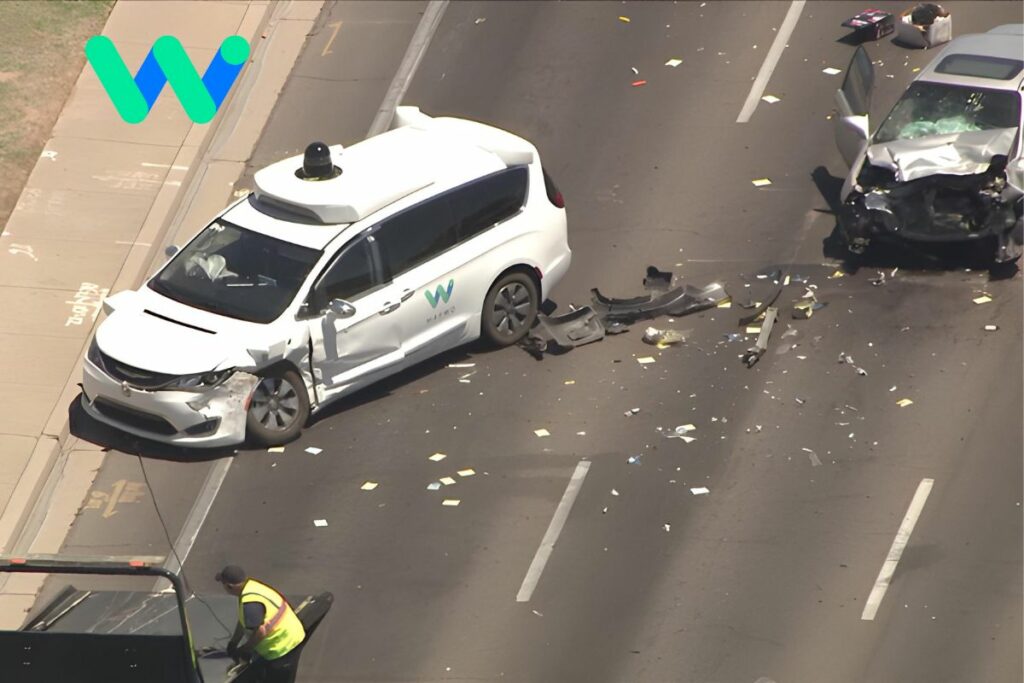 Une voiture Waymo impliquée dans une collision sur la route.
