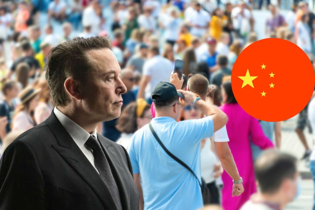 Elon Musk en costume devant une foule et un drapeau chinois